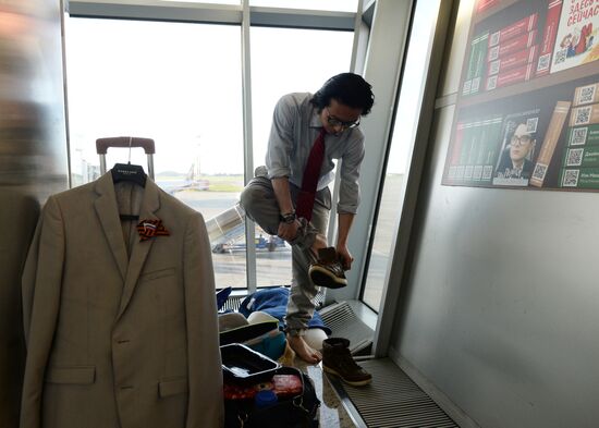 В аэропорту "Шереметьево" второй месяц живет японский журналист Тэтсуя Або
