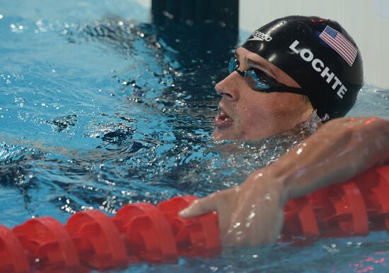 плавание 2 часа. лохте плавание допинг фото с капельницей. человек плавает в воде. профессиональный спорт плавание. неудачное фото райана лохте.