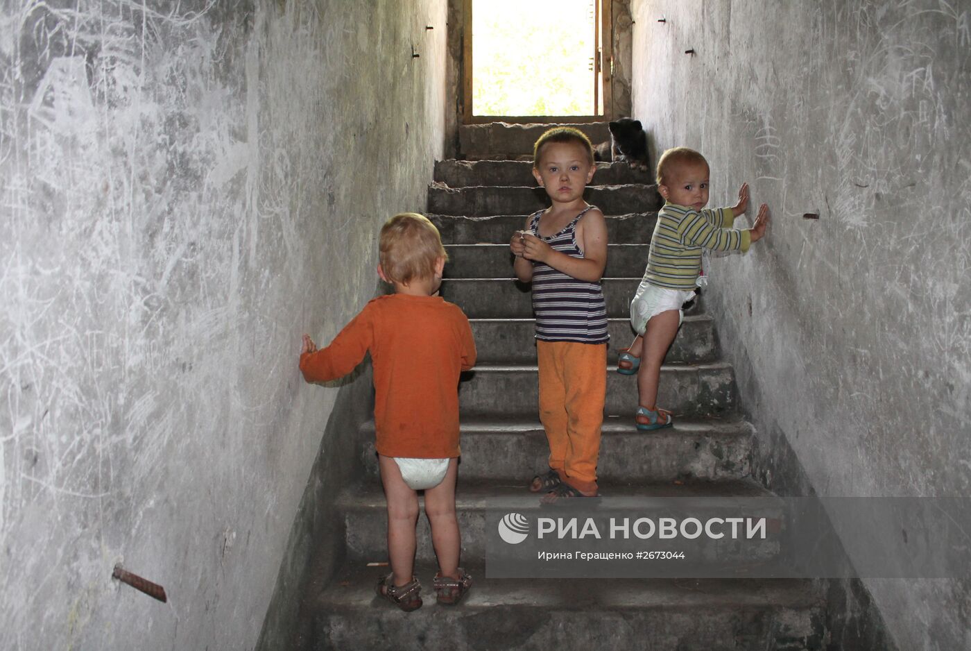 Дети в бомбоубежище в городе Донецке