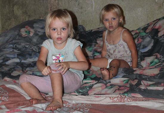 Дети в бомбоубежище в городе Донецке