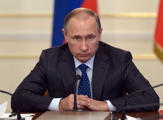 Президент России В.Путин провел совещание с членами правительства РФ