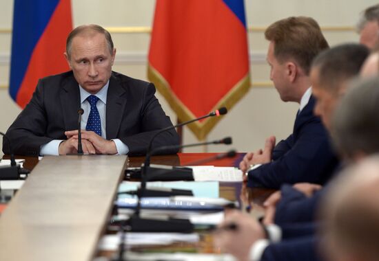 Президент России В.Путин провел совещание с членами правительства РФ