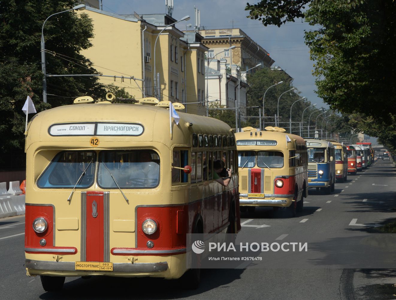 Парад раритетных автобусов в Москве