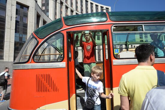 Парад раритетных автобусов в Москве