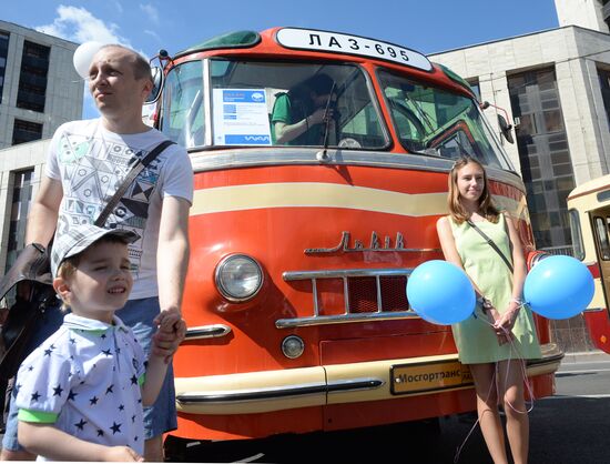 Парад раритетных автобусов в Москве