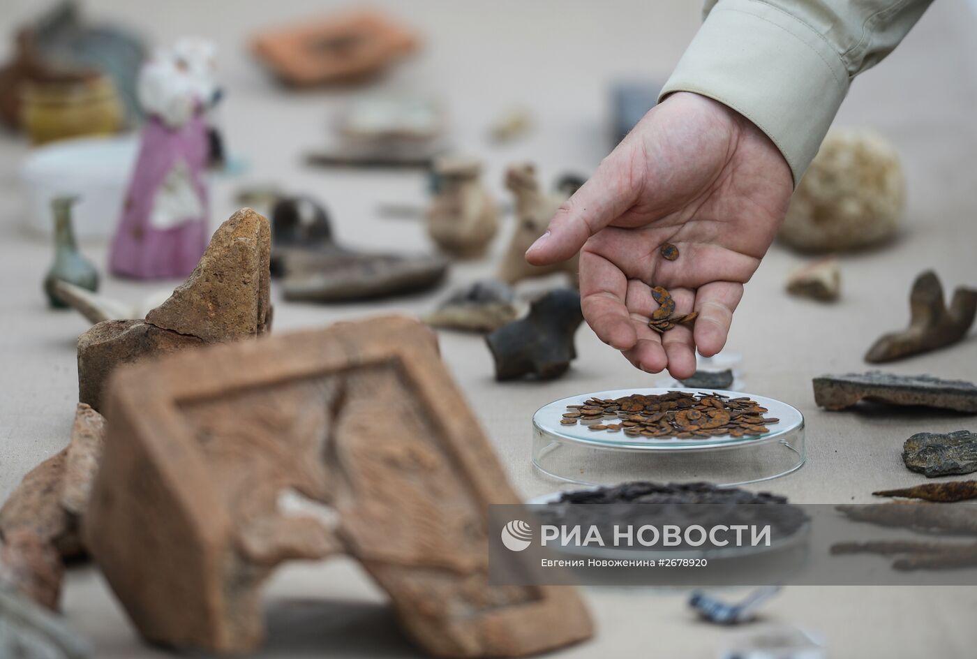 Презентация клада XVII века, найденного в Москве