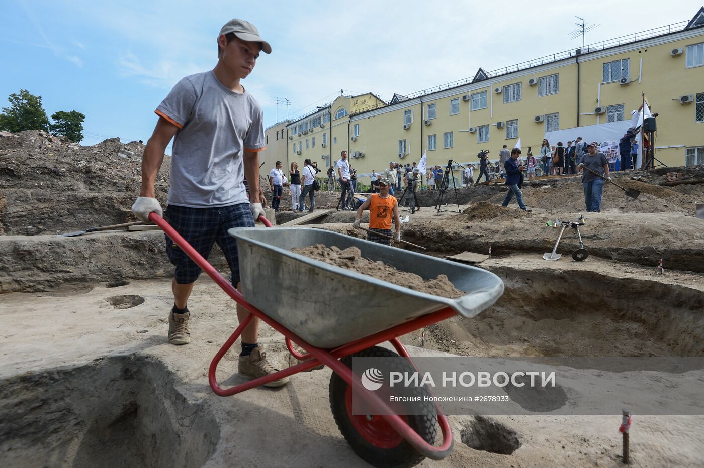 Презентация клада XVII века, найденного в Москве