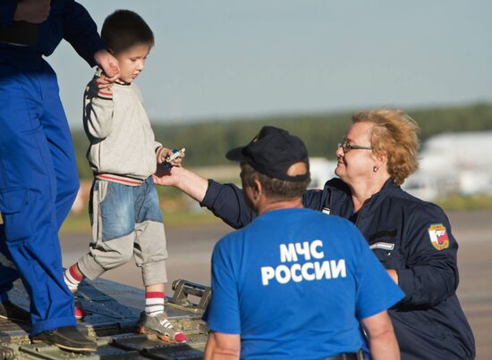 Самолет МЧС России доставил в Москву тяжелобольных детей с юго-востока Украины