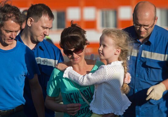 Самолет МЧС России доставил в Москву тяжелобольных детей с юго-востока Украины