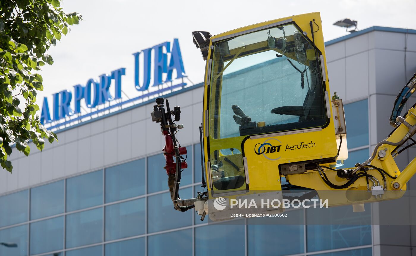 Выставка аэродромной техники в международном аэропорту "Уфа"