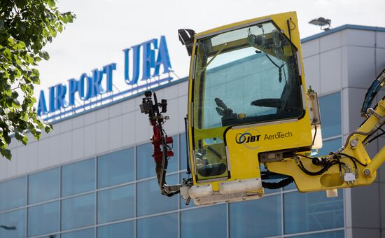 Выставка аэродромной техники в международном аэропорту "Уфа"