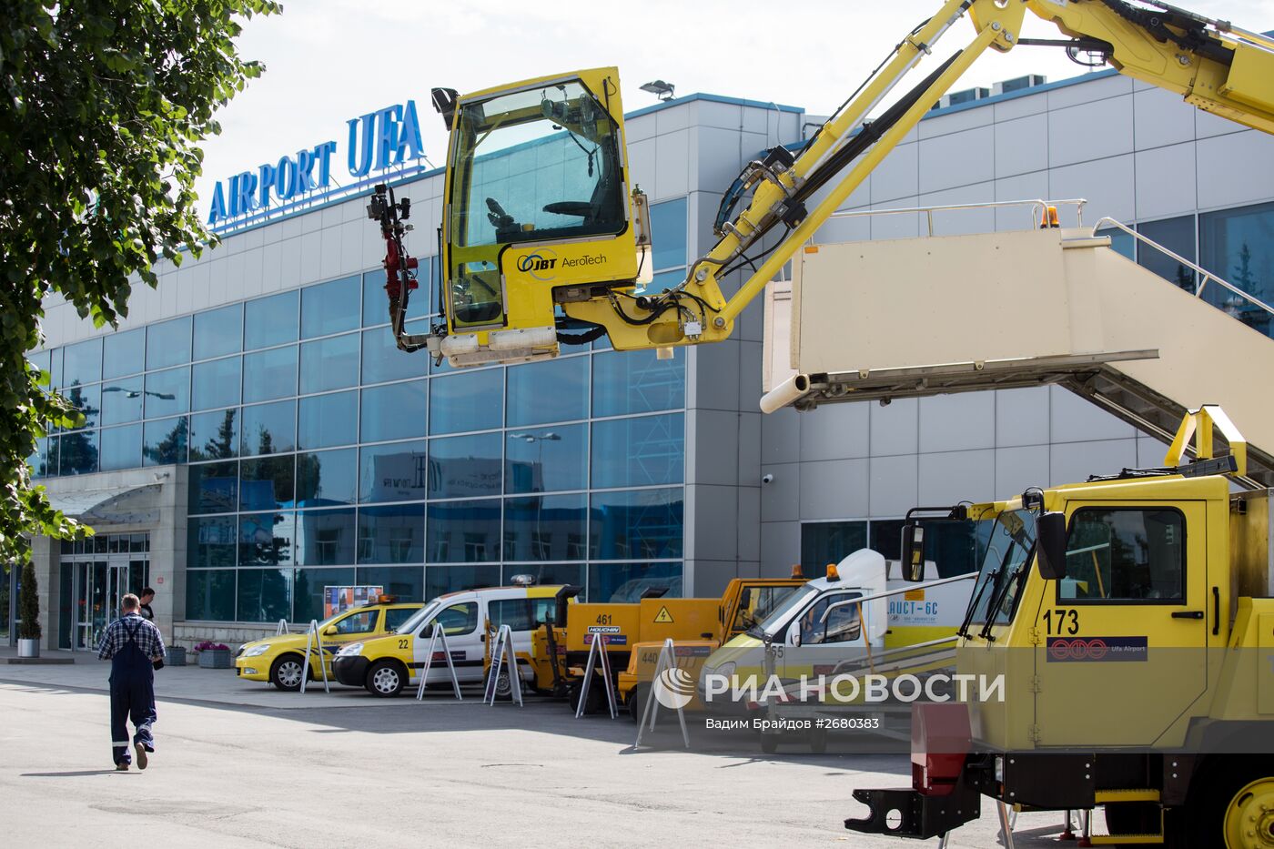 Выставка аэродромной техники в международном аэропорту "Уфа"