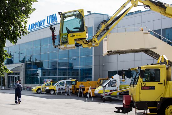 Выставка аэродромной техники в международном аэропорту "Уфа"