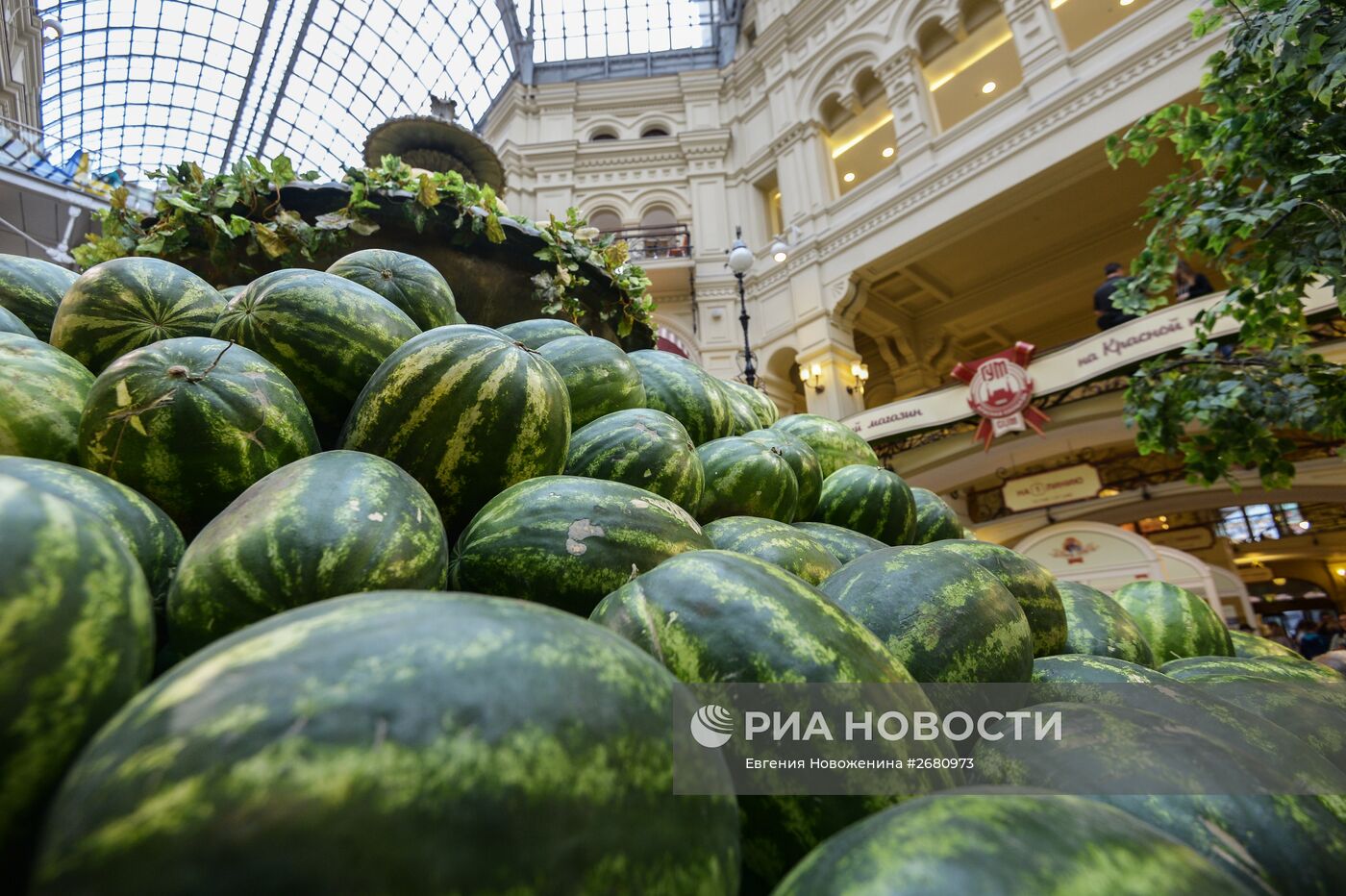 Арбузно-дынный фонтан "забил" в ГУМе