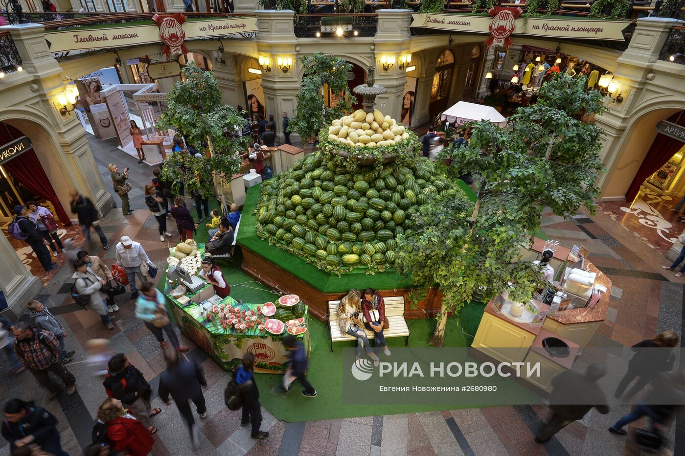 Арбузно-дынный фонтан "забил" в ГУМе