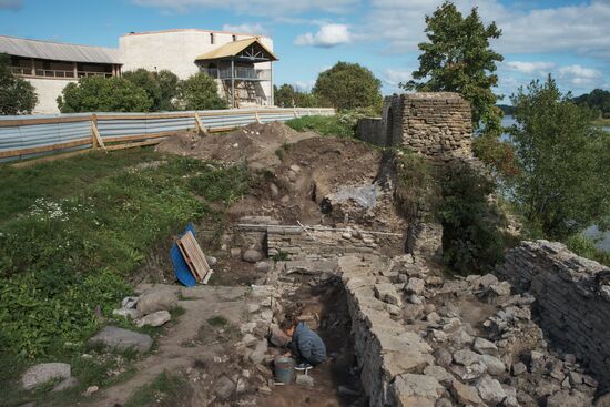 Археологи нашли клад времен Ивана Грозного на территории крепости Старой Ладоги