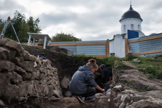 Археологи нашли клад времен Ивана Грозного на территории крепости Старой Ладоги