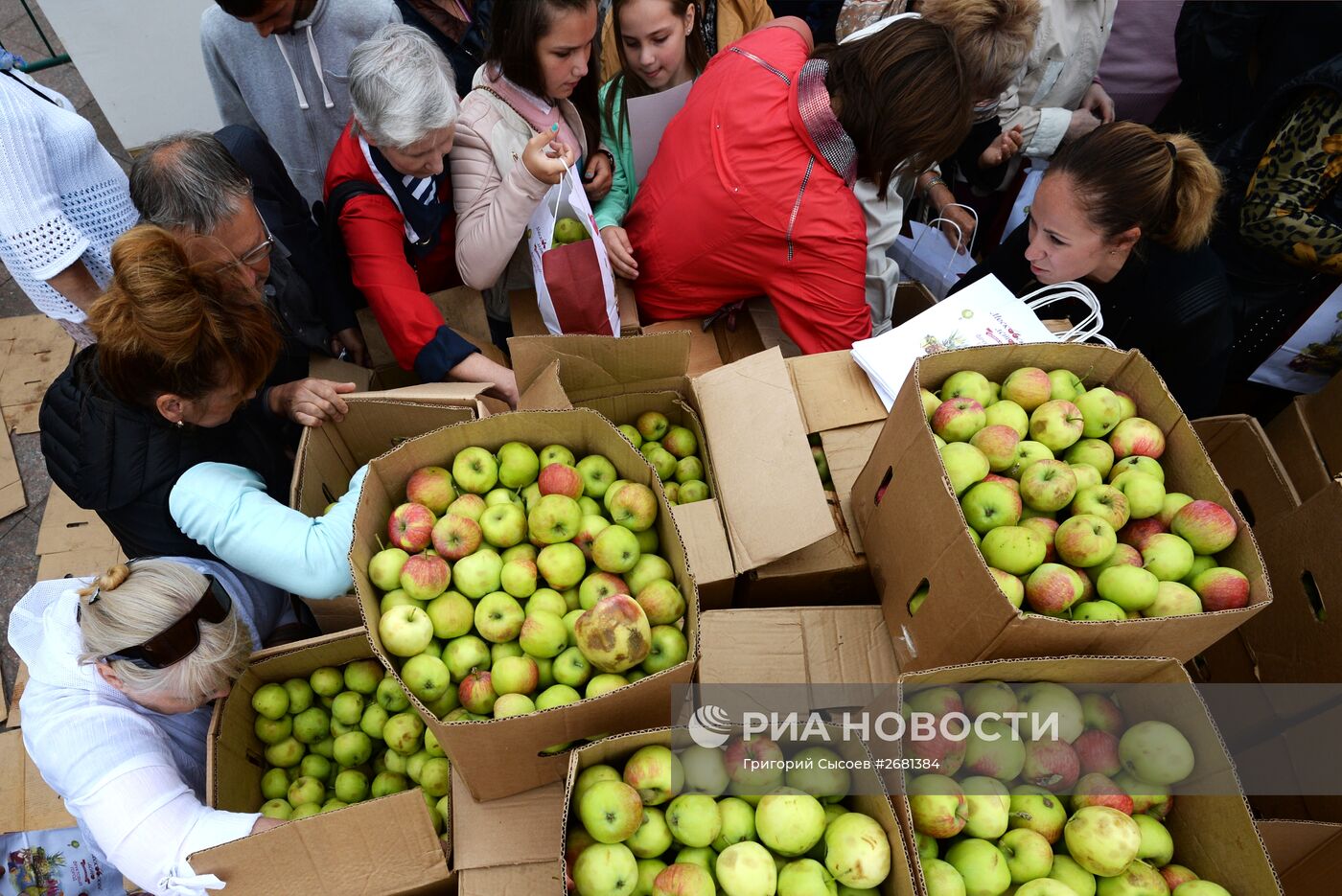 Торжественное освящение 5 тонн яблок