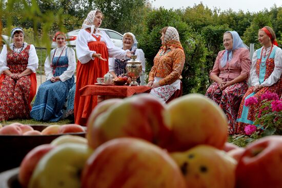 Празднование Яблочного спаса в городах России