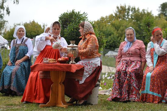 Празднование Яблочного спаса в городах России