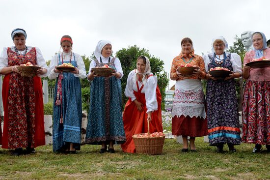 Празднование Яблочного спаса в городах России