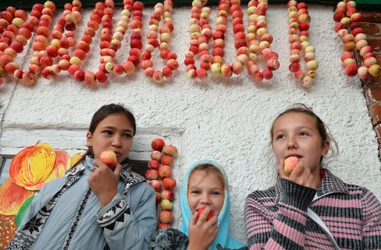 Празднование Яблочного спаса в городах России