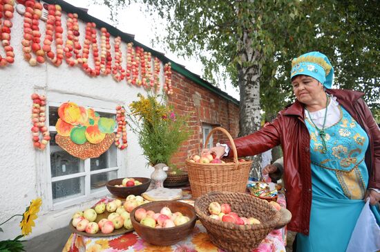 Празднование Яблочного спаса в городах России