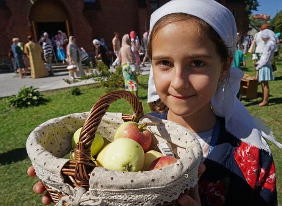 Празднование Яблочного спаса в городах России