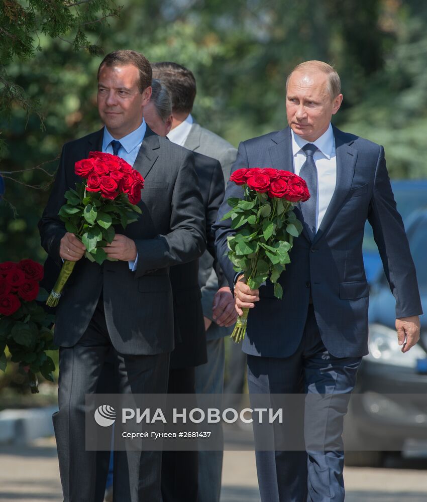 Рабочая поездка президента РФ В.Путина и премьер-министра РФ Д.Медведева в Крым