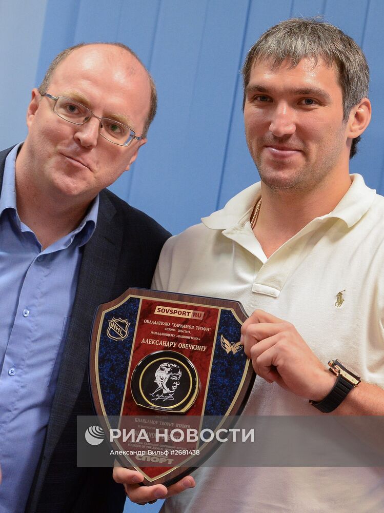 Церемония награждения Александра Овечкина премией "Харламов Трофи"