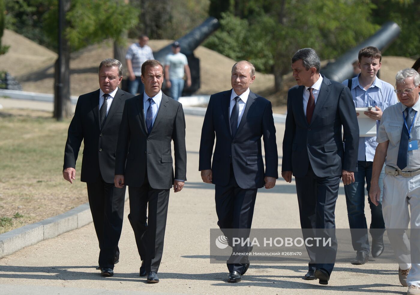 Рабочая поездка президента РФ В.Путина и премьер-министра РФ Д.Медведева в Крым