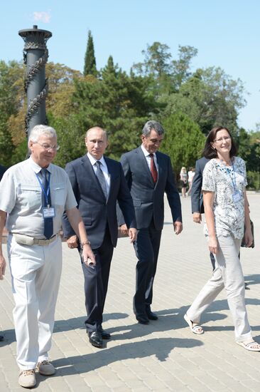 Рабочая поездка президента РФ В.Путина и премьер-министра РФ Д.Медведева в Крым