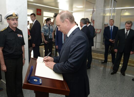 Рабочая поездка президента РФ В.Путина и премьер-министра Д.Медведева в Крымский федеральный округ