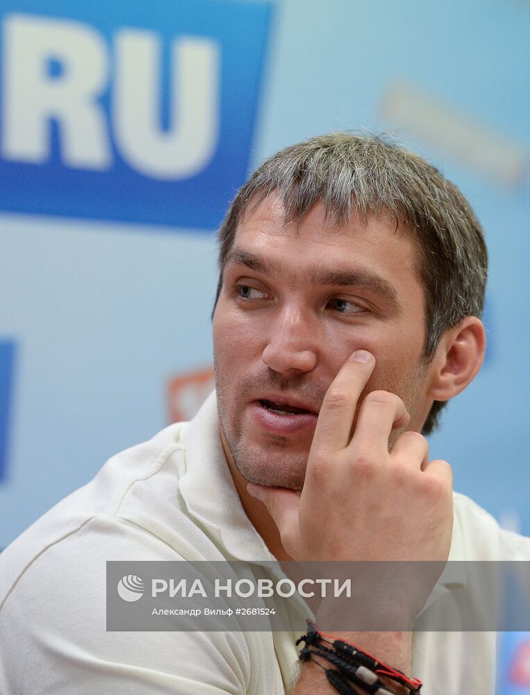 Церемония награждения Александра Овечкина премией "Харламов Трофи"