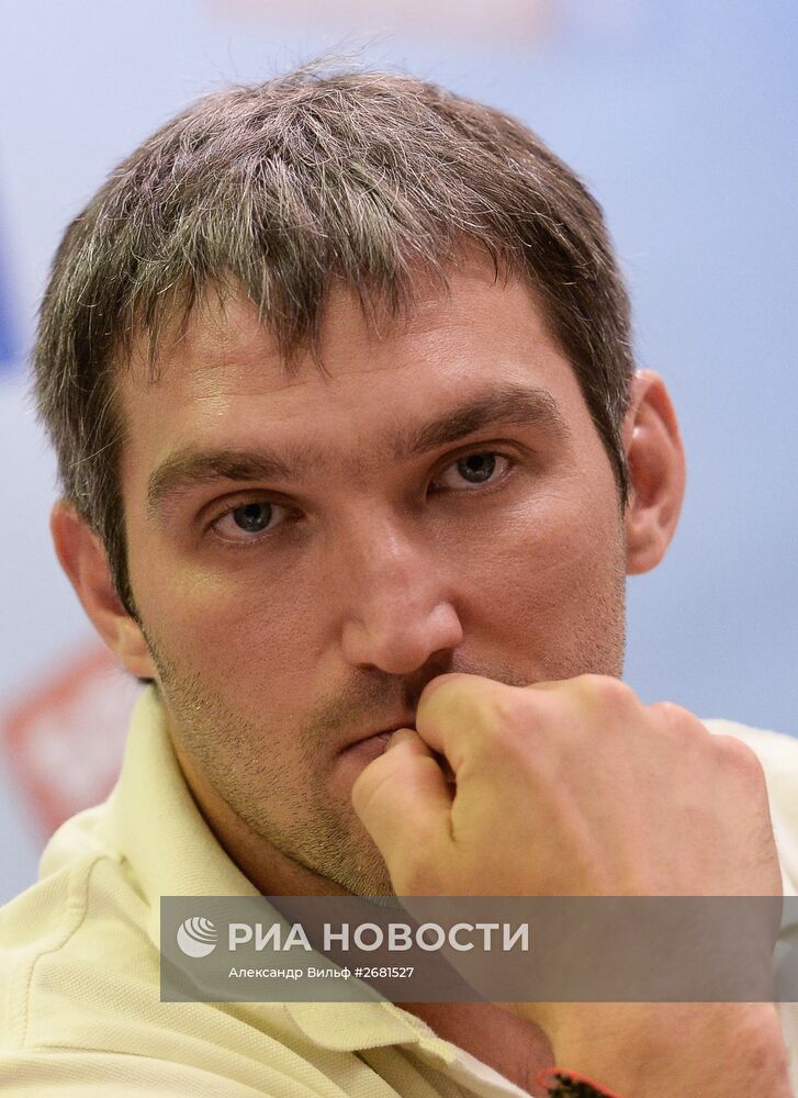 Церемония награждения Александра Овечкина премией "Харламов Трофи"