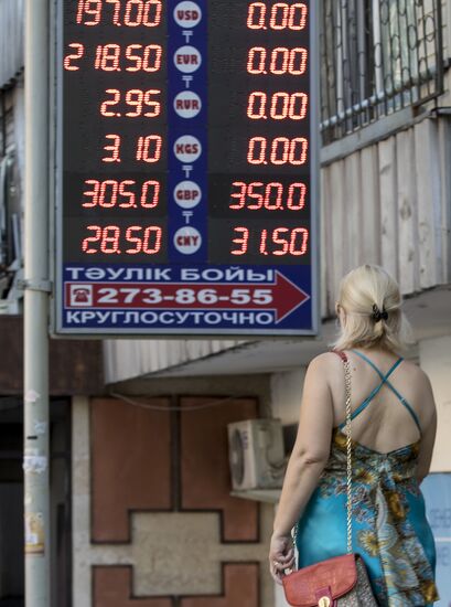 Казахстан ввел плавающий курс национальной валюты