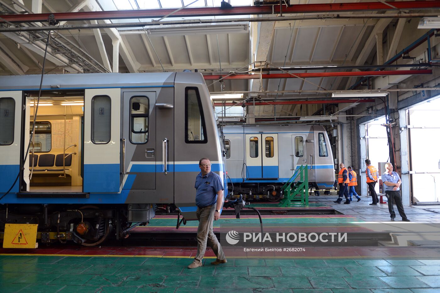 Оформление поезда метро ко Дню Государственного флага РФ