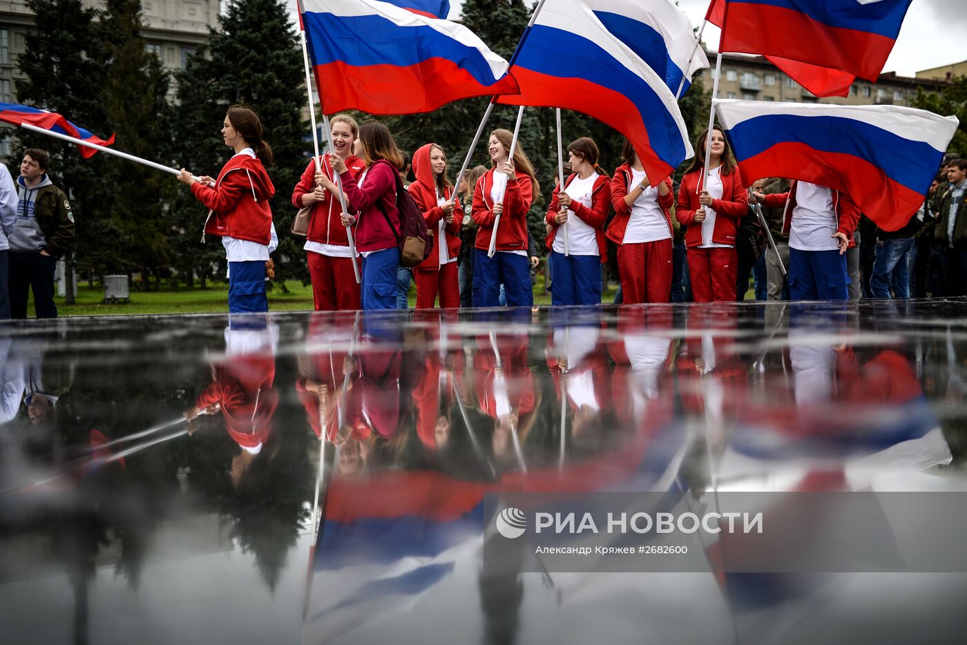 Празднование Дня российского флага в городах России