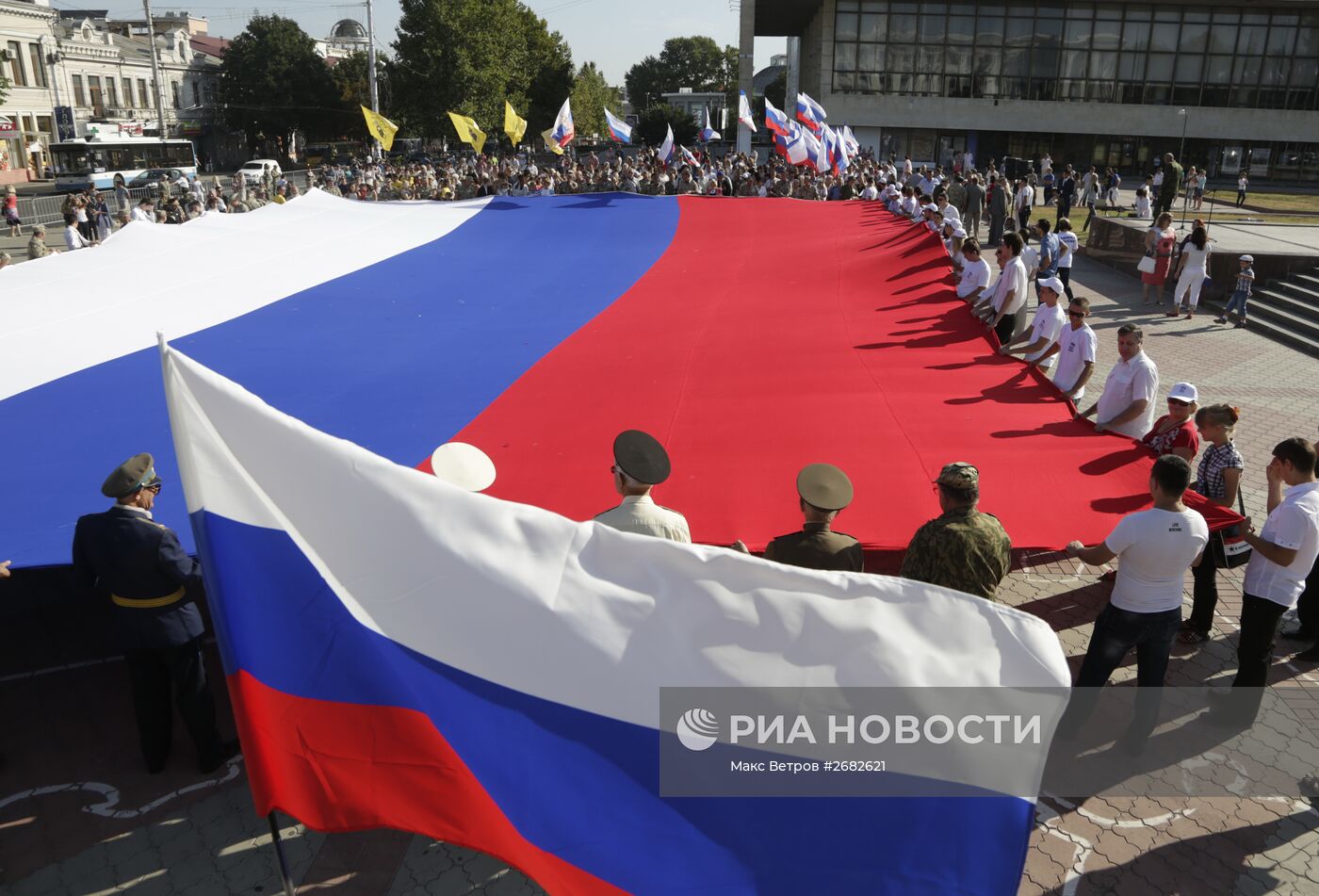 Празднование Дня российского флага в городах России