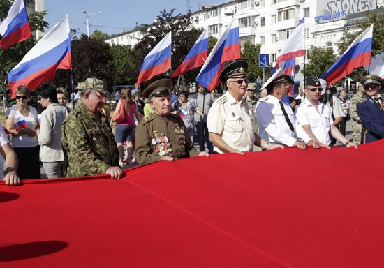 Празднование Дня российского флага в городах России