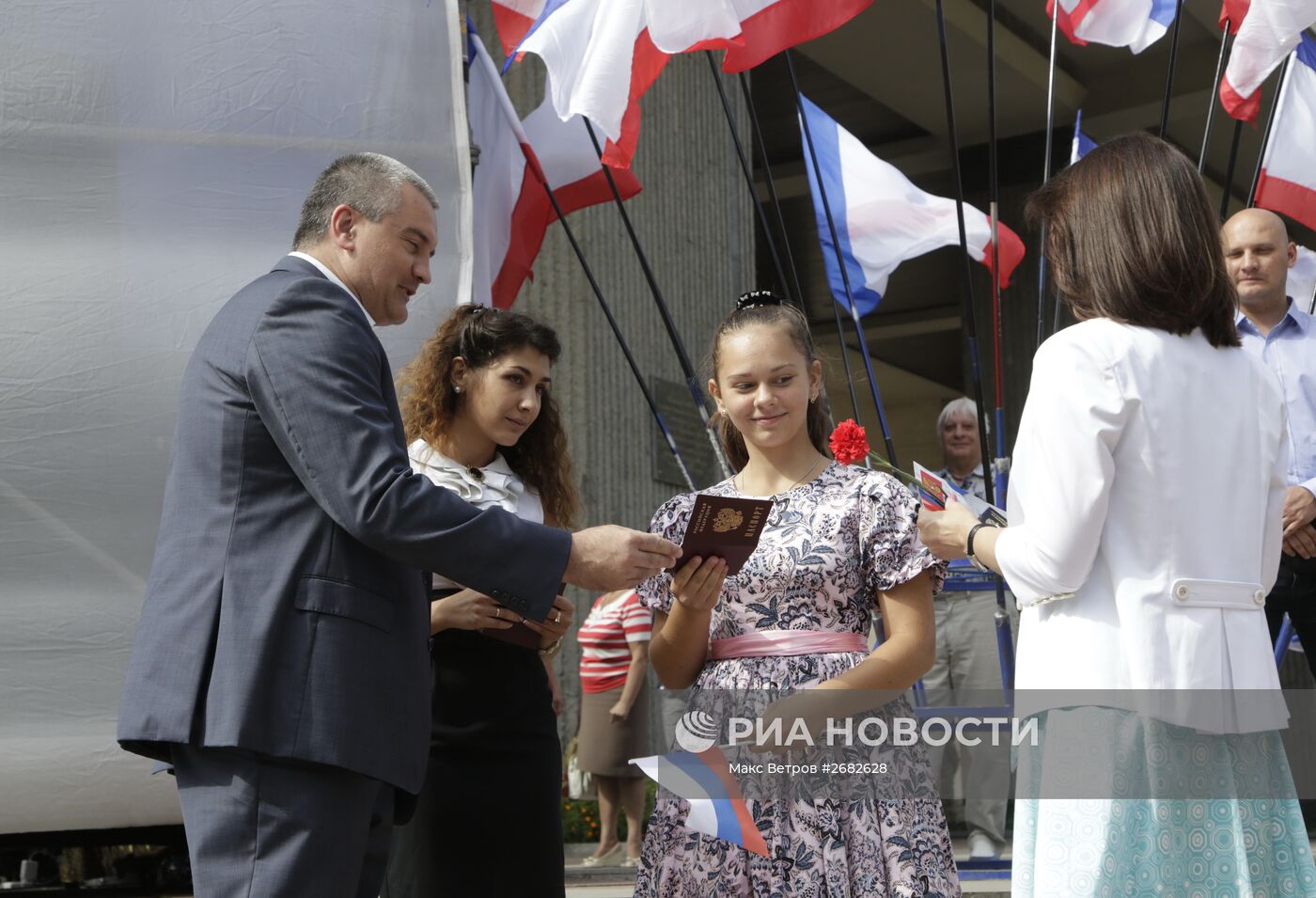 Празднование Дня российского флага в городах России