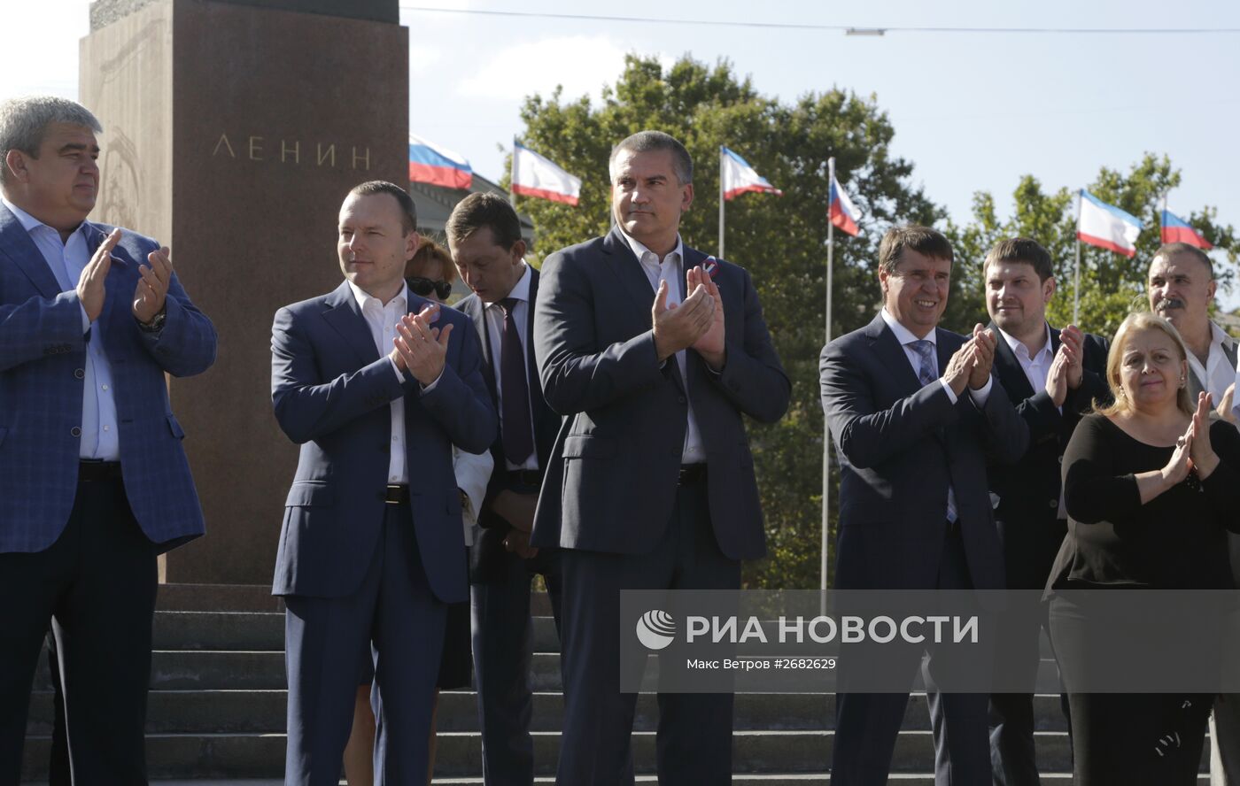 Празднование Дня российского флага в городах России