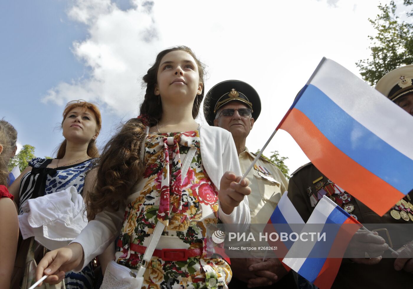 Празднование Дня российского флага в городах России