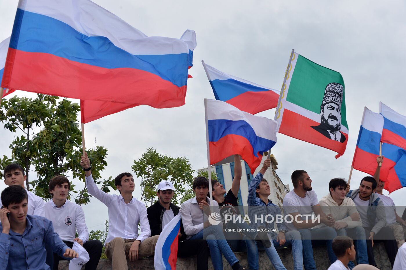 Празднование Дня российского флага в городах России