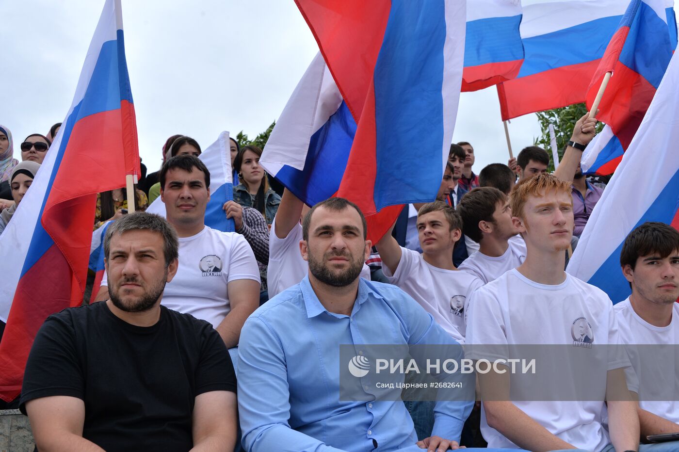 Празднование Дня российского флага в городах России