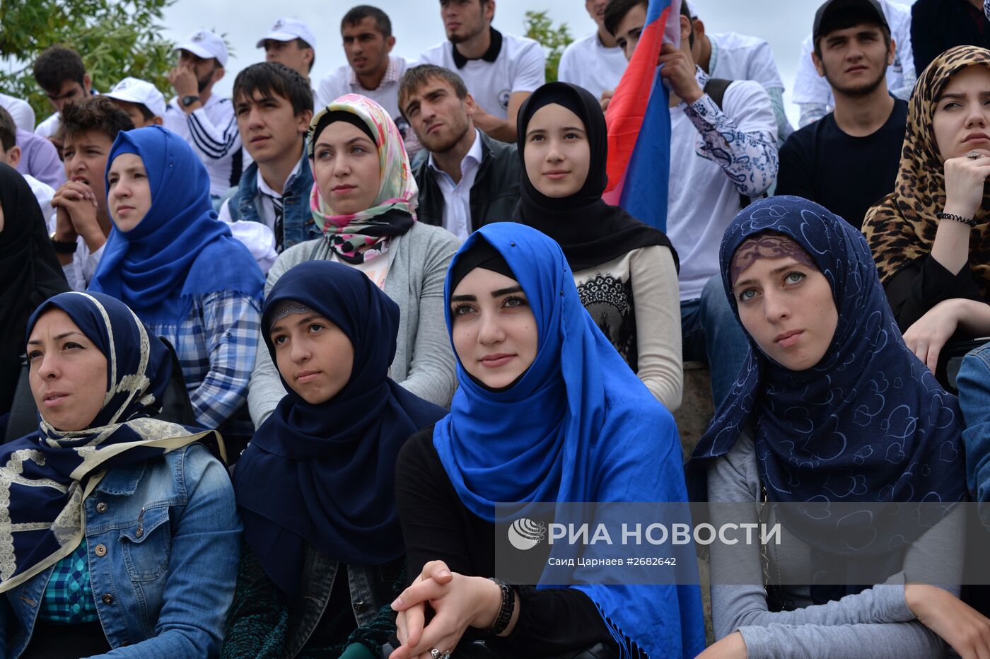 Празднование Дня российского флага в городах России