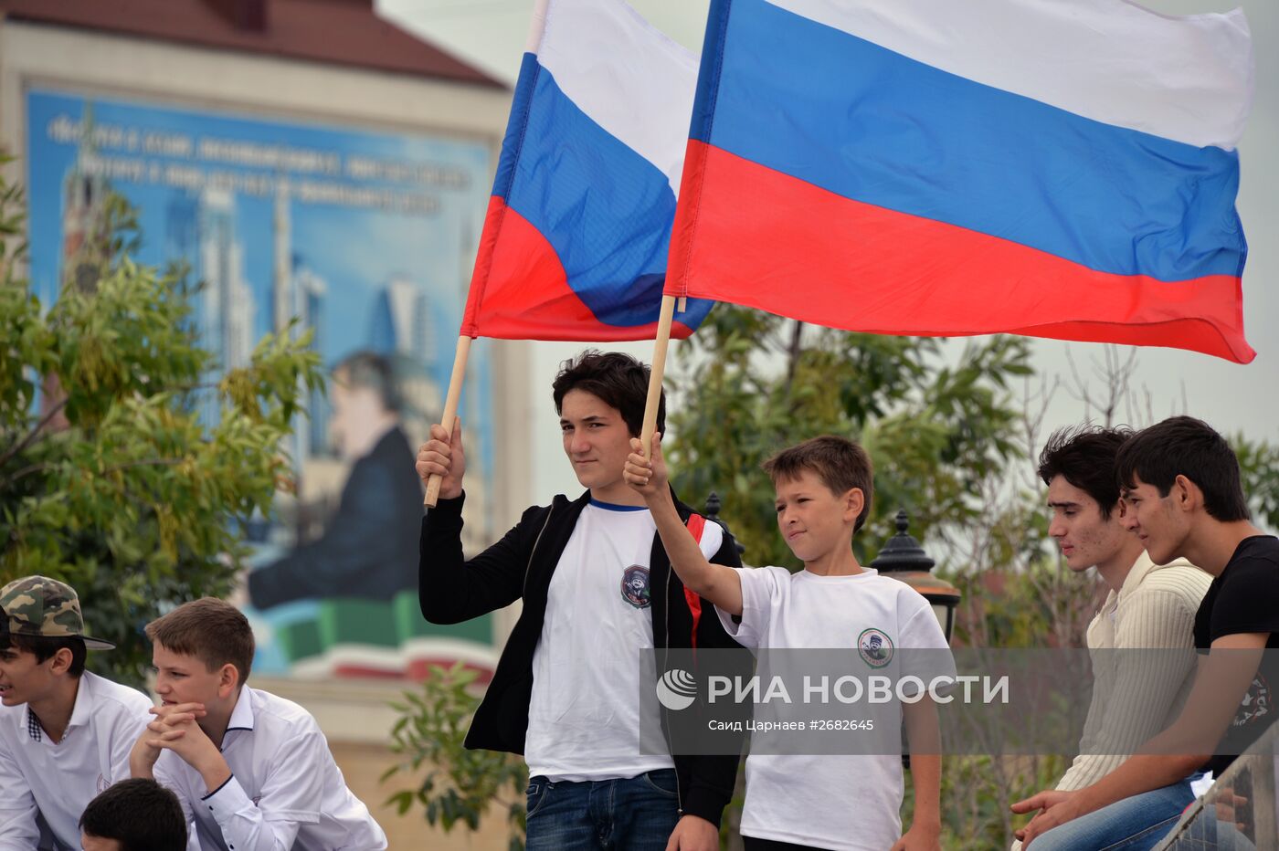 Празднование Дня российского флага в городах России