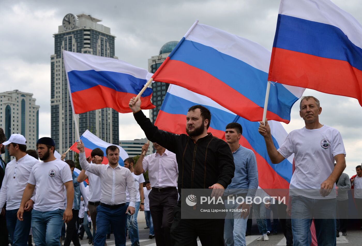 Празднование Дня российского флага в городах России