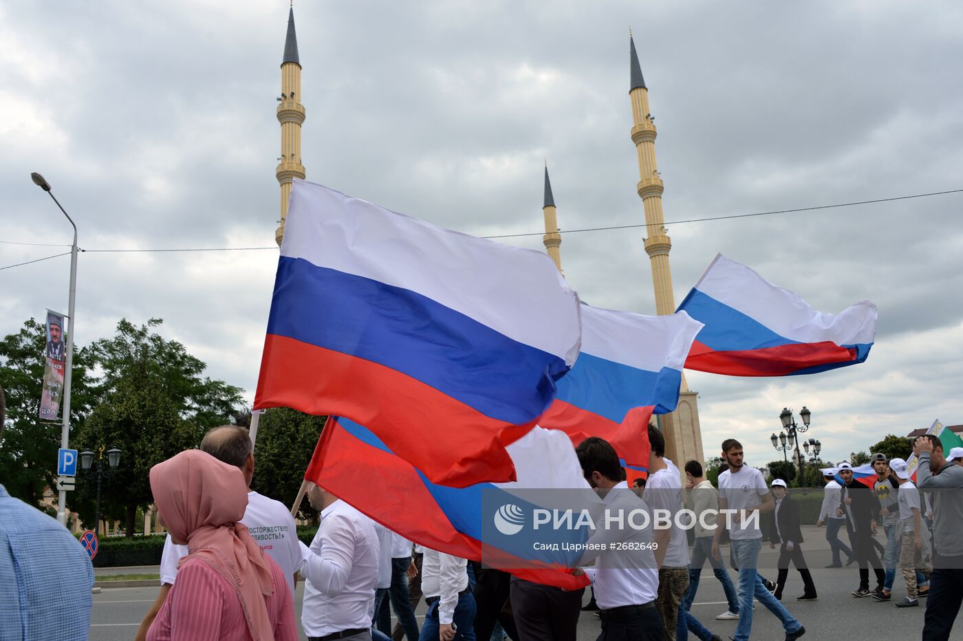 Празднование Дня российского флага в городах России