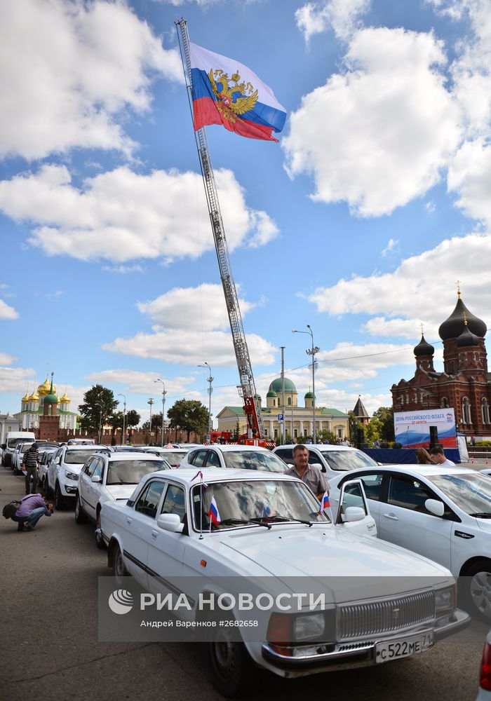 Празднование Дня российского флага в городах России